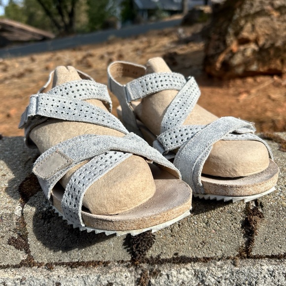Josef Seibel Silver Sandals Womens Size 40 Perforated Leather Shoes - Picture 1 of 8